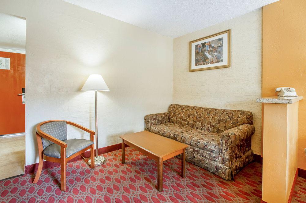 Quality Inn & Suites Goodyear - Phoenix West Exterior photo